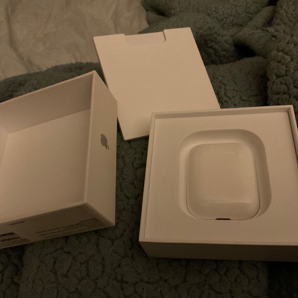 Apple AirPods - Picture 2 of 4